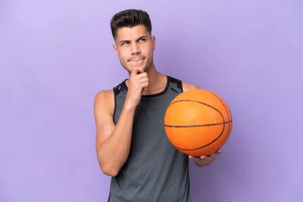 Junge Kaukasische Basketballspielerin Mann Isoliert Auf Lila Hintergrund Mit Zweifeln — Stockfoto