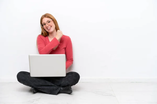 Молодая Рыжая Женщина Ноутбуком Сидящая Полу Изолированы Белом Фоне Празднует — стоковое фото