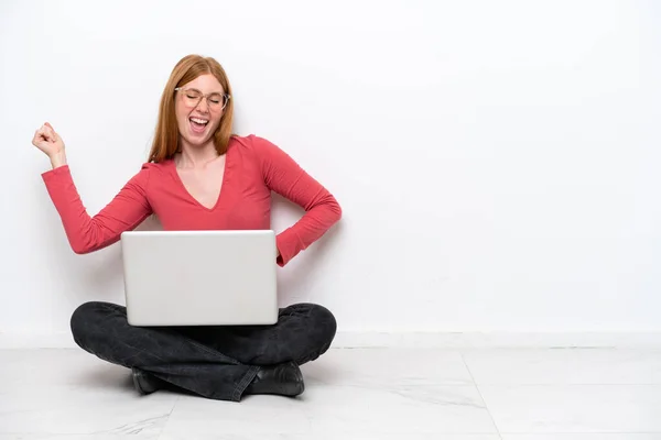 Young Redhead Woman Laptop Sitting Floor Isolated White Background Making — Stock Photo, Image