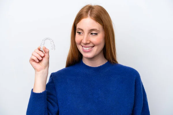 Junge Rothaarige Frau Mit Unsichtbaren Zahnspangen Isoliert Auf Weißem Hintergrund — Stockfoto