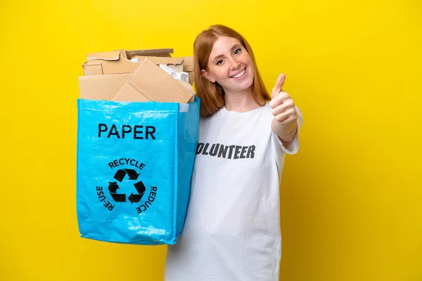 Mladá Zrzka Žena Drží Recyklační Sáček Plný Papíru Recyklovat Izolované — Stock fotografie