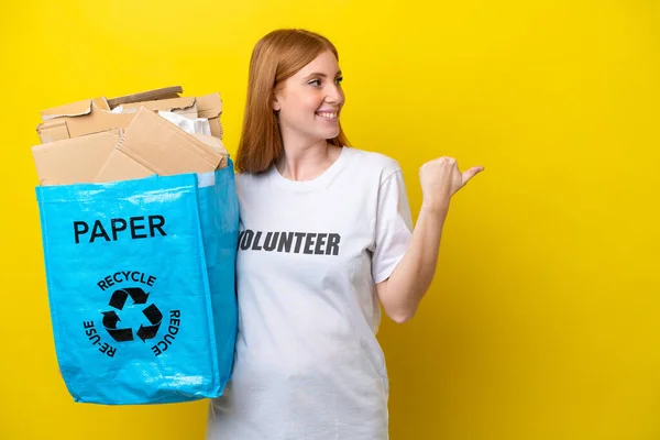 Junge Rothaarige Frau Hält Eine Recyclingtüte Voller Papier Zum Recyceln — Stockfoto