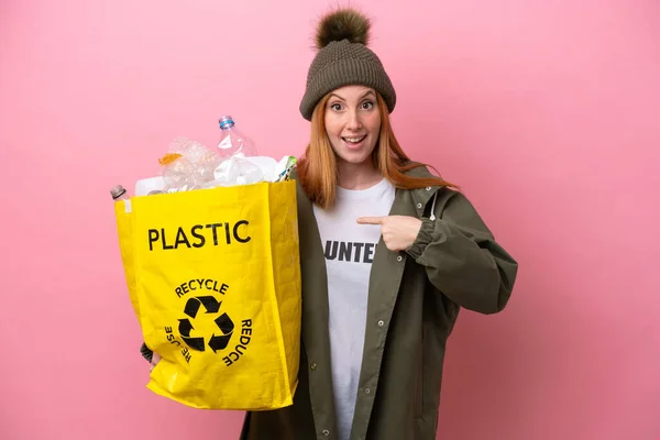Молода Руда Жінка Тримає Мішок Повний Пластикових Пляшок Щоб Переробляти — стокове фото