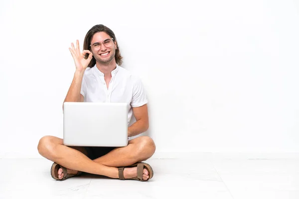 Yerde Dizüstü Bilgisayarı Olan Genç Yakışıklı Bir Adam Beyaz Arka — Stok fotoğraf