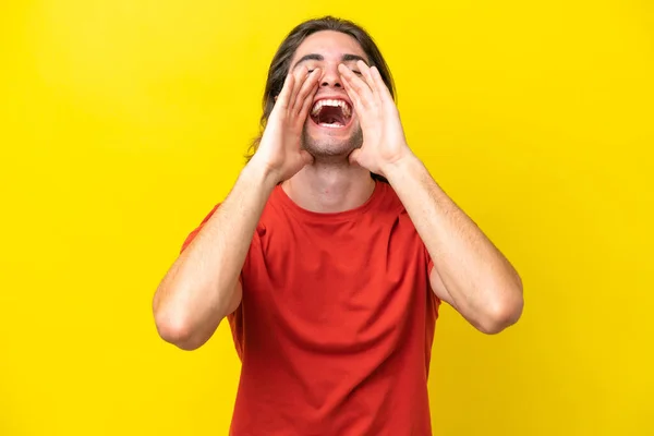 Caucasian Handsome Man Isolated Yellow Background Shouting Announcing Something — Stock Photo, Image
