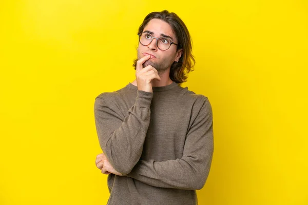 Caucasian Handsome Man Isolated Yellow Background Having Doubts Thinking — Zdjęcie stockowe