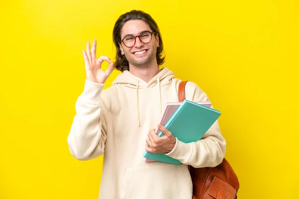 Jovem Estudante Bonito Homem Isolado Fundo Amarelo Mostrando Sinal Com — Fotografia de Stock
