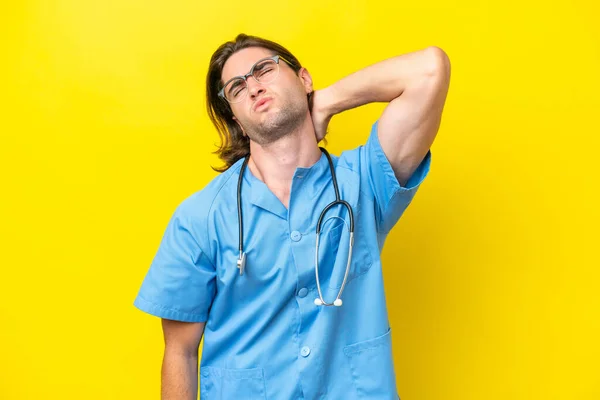 Junger Chirurg Kaukasischer Mann Isoliert Auf Gelbem Hintergrund Mit Nackenschmerzen — Stockfoto