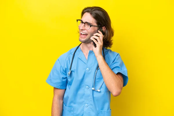 Jonge Chirurg Blanke Man Geïsoleerd Gele Achtergrond Houden Van Een — Stockfoto