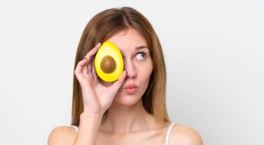 Avokado tutan genç bir İngiliz kadın. Portreyi kapat