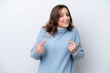 Beyaz arka planda izole edilmiş genç beyaz kadın kendini işaret ediyor.