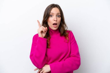 Beyaz arka planda izole edilmiş genç beyaz kadın çözümü bulmak için parmağını kaldırıyor.