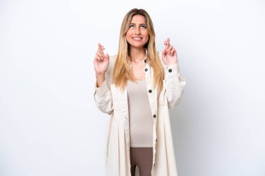 Genç Uruguaylı kadın beyaz arka planda izole edilmiş, şans diliyor ve en iyisini diliyor.