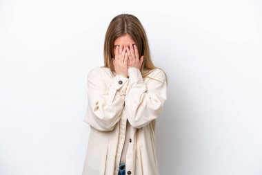 Beyaz fırında yalnız kalmış, yorgun ve hasta bir ifadeyle genç beyaz bir kadın.