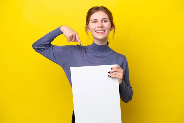 Νεαρή Αγγλίδα Απομονωμένη Κίτρινο Φόντο Κρατώντας Μια Άδεια Πινακίδα Χαρούμενη — Φωτογραφία Αρχείου