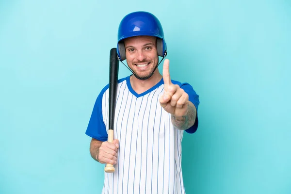 Jogador Beisebol Com Capacete Morcego Isolado Fundo Azul Mostrando Levantando — Fotografia de Stock