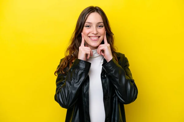 Mladá Běloška Izolovaná Žlutém Pozadí Úsměvem Veselým Příjemným Výrazem — Stock fotografie