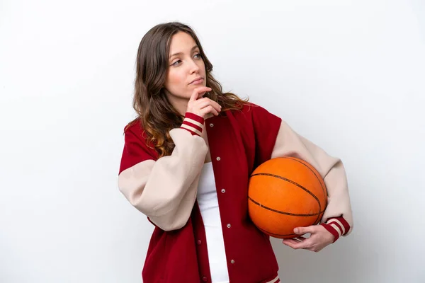 Mladá Běloška Žena Hraje Basketbal Izolované Bílém Pozadí Vzhlíží — Stock fotografie