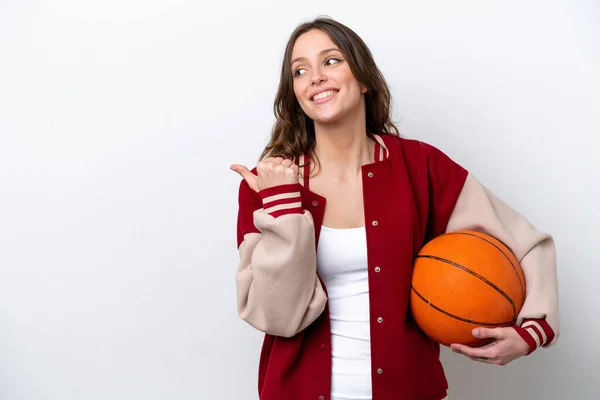 Basketbol Oynayan Beyaz Arka Planda Izole Genç Beyaz Kadın Bir — Stok fotoğraf