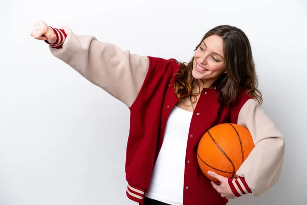 Молода Біла Жінка Грає Баскетбол Ізольовано Білому Тлі Даючи Великі — стокове фото