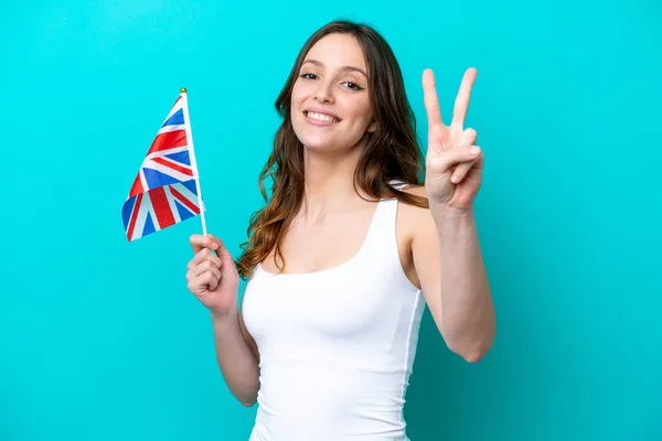 Mavi Arka Planda Ngiliz Bayrağı Tutan Beyaz Kadın Gülümsüyor Zafer — Stok fotoğraf
