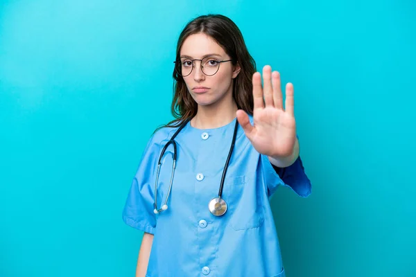 Jonge Chirurg Arts Vrouw Geïsoleerd Blauwe Achtergrond Maken Stop Gebaar — Stockfoto