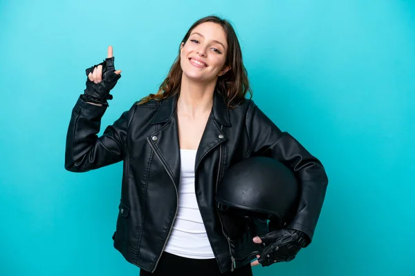 Молодая Белая Женщина Мотоциклетным Шлемом Синем Фоне Показывает Поднимает Палец — стоковое фото