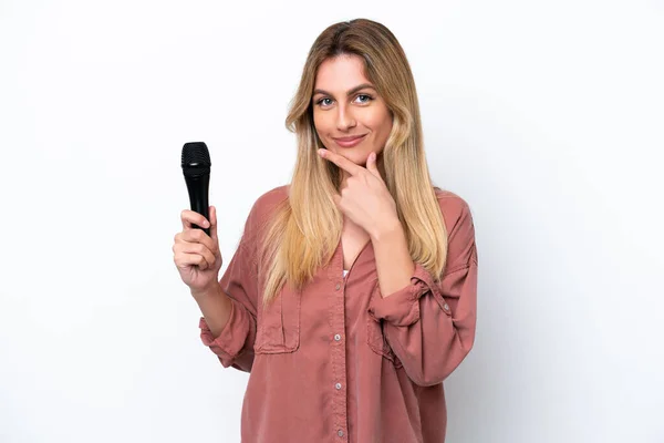 Sängerin Uruguayische Frau Nimmt Ein Mikrofon Isoliert Auf Weißem Hintergrund — Stockfoto