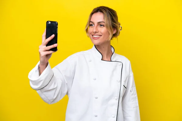 Chef Uruguayo Mujer Aislada Sobre Fondo Amarillo Haciendo Una Selfie —  Fotos de Stock