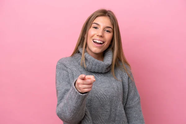 Young Caucasian Woman Isolated Pink Bakcground Surprised Pointing Front — Foto Stock