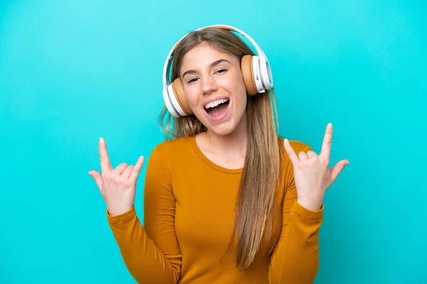 Joven Mujer Caucásica Aislada Sobre Fondo Azul Escuchando Música Haciendo —  Fotos de Stock