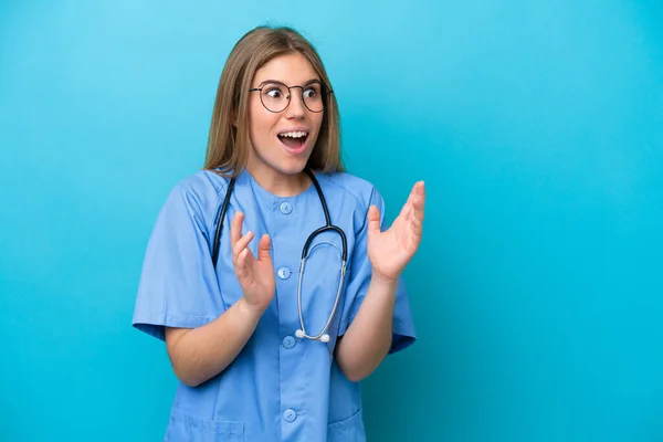 Jonge Chirurg Arts Vrouw Geïsoleerd Blauwe Achtergrond Met Verrassing Gezichtsuitdrukking — Stockfoto