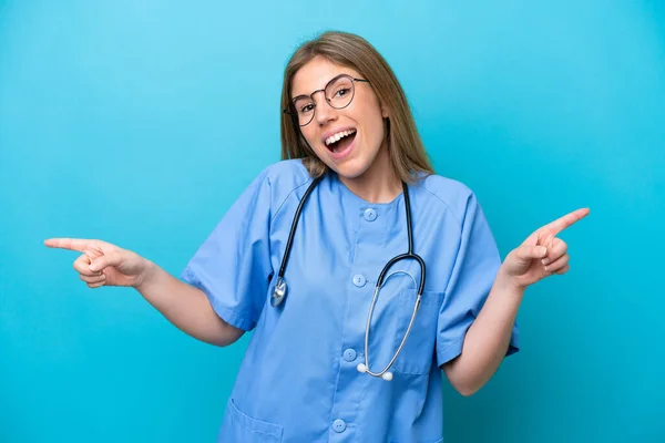 Jonge Chirurg Arts Vrouw Geïsoleerd Blauwe Achtergrond Wijzend Vinger Naar — Stockfoto