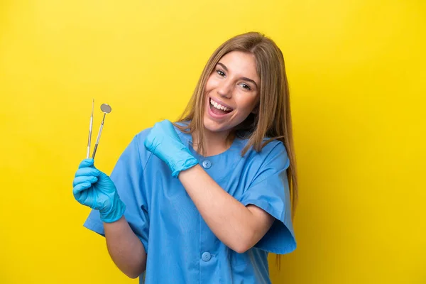 Dentista Caucasiano Mulher Segurando Ferramentas Isoladas Fundo Amarelo Celebrando Uma — Fotografia de Stock