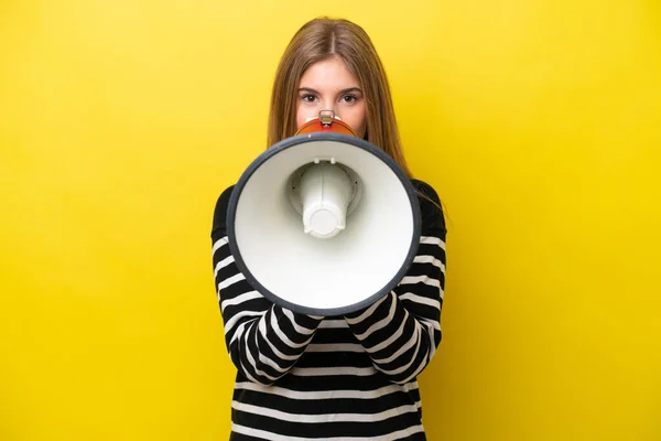 Jonge Blanke Vrouw Geïsoleerd Gele Achtergrond Schreeuwen Door Een Megafoon — Stockfoto