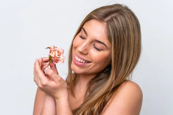 Ung Kaukasisk Kvinna Isolerad Vit Bakgrund Håller Blommor Med Glada — Stockfoto