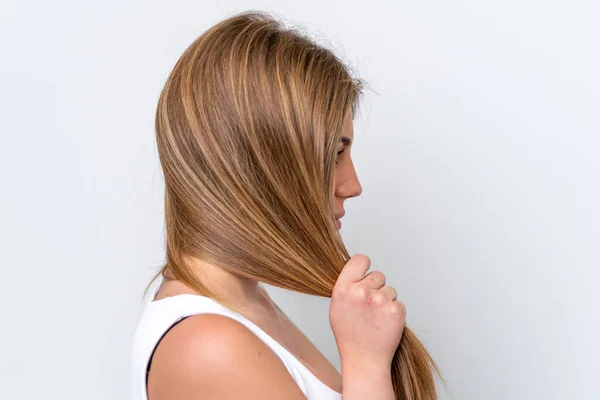 Young Caucasian Woman Isolated White Background Touching Her Hair Close — Stock Photo, Image