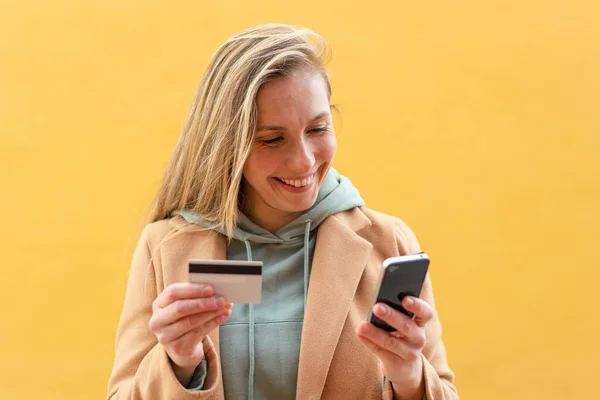 Jonge Blonde Vrouw Buiten Kopen Met Mobiele Telefoon Met Een — Stockfoto
