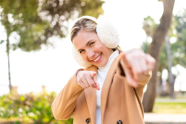 Mladá Blondýnka Nosí Zimní Manžety Venku Ukazuje Prstem Vás Usmívá — Stock fotografie