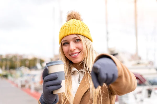 Młoda Piękna Blondynka Nosi Zimową Kurtkę Trzyma Kawę Świeżym Powietrzu — Zdjęcie stockowe