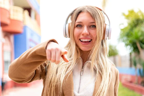 Молодая Красивая Блондинка Открытом Воздухе Слушает Музыку — стоковое фото