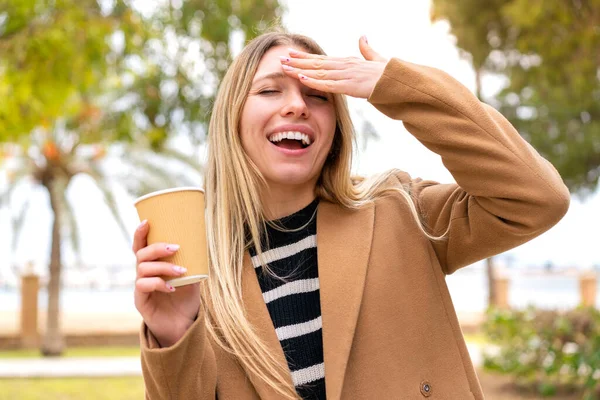 Mladá Hezká Blondýnka Drží Odnést Kávu Venkovním Prostředí Uvědomil Něco — Stock fotografie