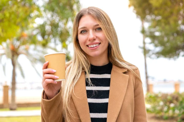 Mladý Pěkný Blondýnka Žena Drží Odnést Kávu Venkovním Usmívá Hodně — Stock fotografie