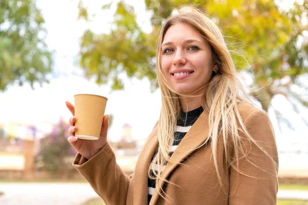 Mladý Pěkný Blondýnka Žena Drží Odnést Kávu Venkovním Usmívá Hodně — Stock fotografie
