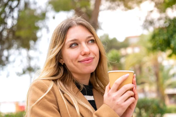 Ung Söt Blond Kvinna Som Håller Bort Kaffe Utomhus — Stockfoto
