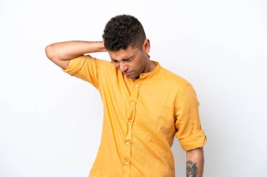 Beyaz arka planda boynu ağrıyan beyaz Brezilyalı genç bir adam.