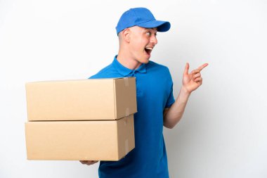 Genç teslimatçı Brezilyalı adam, beyaz arka planı izole ederek çözümü bulmak için parmağını kaldırdı.