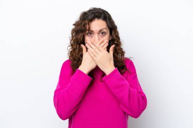 Beyaz arka planda izole edilmiş, ağzı elleri olan beyaz bir kadın.