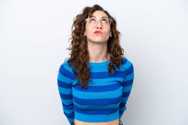 Beyaz arka planda izole edilmiş beyaz bir kadın var.