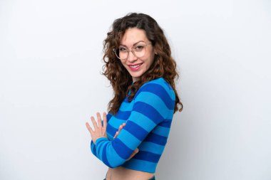 Beyaz arka planda izole edilmiş, kolları çapraz ve ileriye bakan beyaz bir kadın.